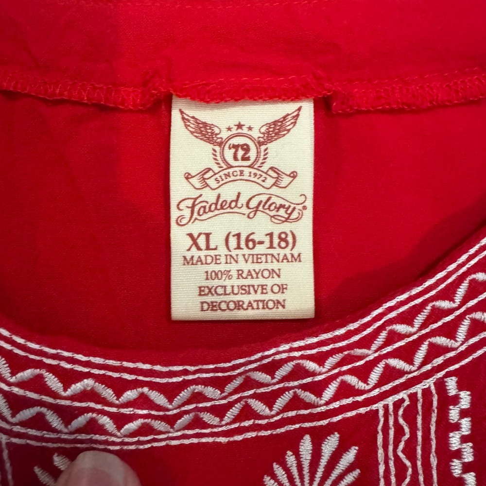 ☘️ Faded Glory Scarlet Blouse with Ivory Detailing - Picture 7 of 9